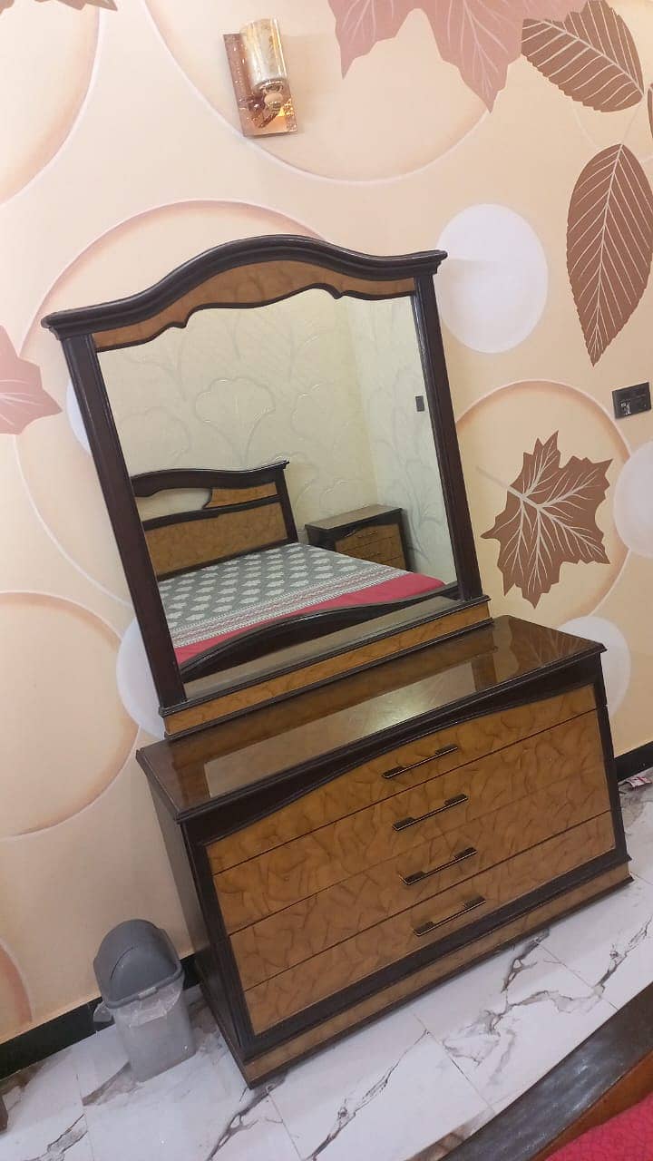 Refurbished Bedroom set including dressing/side tables divider Almirah 5