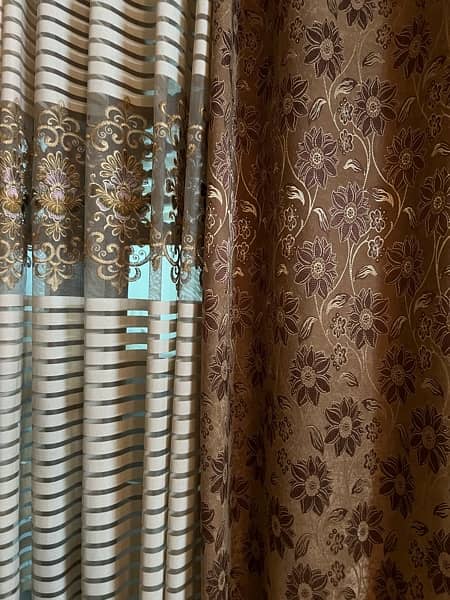 drawing room curtains in golden color. parde 1