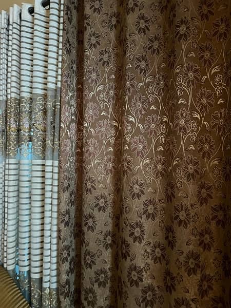 drawing room curtains in golden color. parde 3