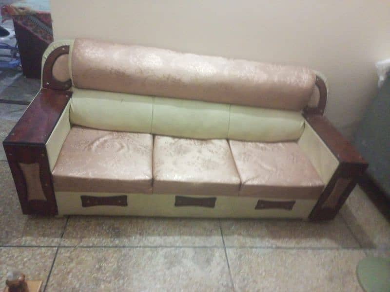 This sofa used 4month only 0