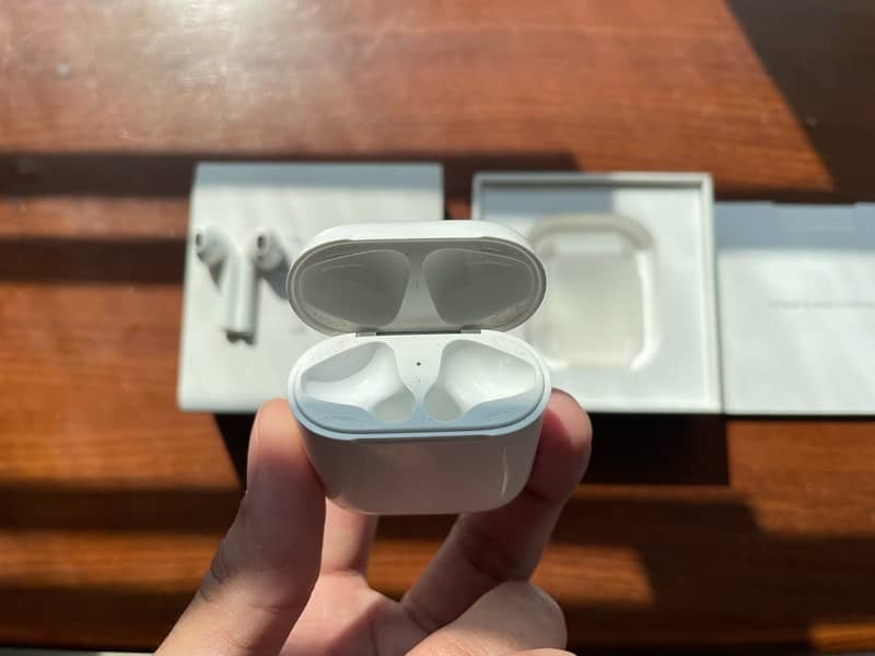 AirPods Charging Case (1st/2nd Generation) 1