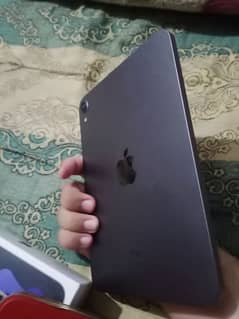 ipad mini 6  64gb fetch black 10/10 condition . box and charger 25v