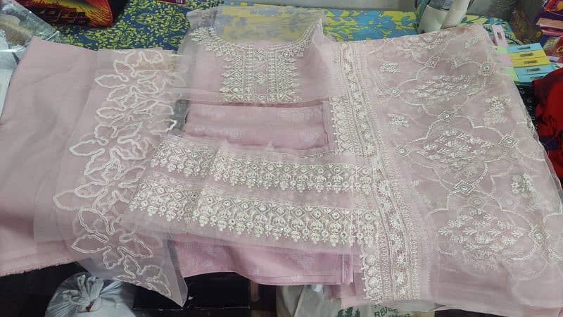 Beautiful  unstitched 3pc suit in different prices. 1