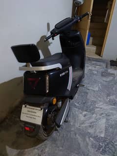 Evee C1 Air top variant electric scooter