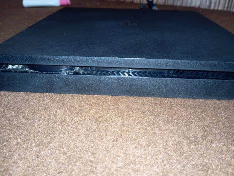 PS4 SLIM 1tb WITH ORIGINAL ACCESSORIES AND GTA 5 CD 1