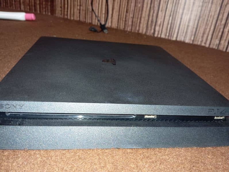 PS4 SLIM 1tb WITH ORIGINAL ACCESSORIES AND GTA 5 CD 2