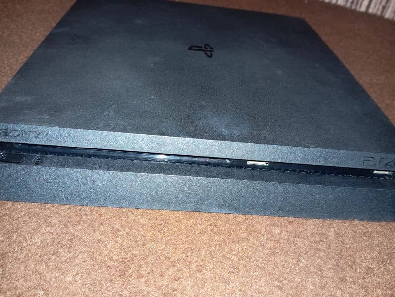 PS4 SLIM 1tb WITH ORIGINAL ACCESSORIES AND GTA 5 CD 3