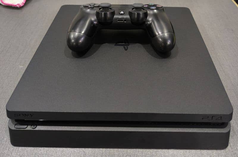 PS4 slim(512GB) imported from Sweden with two games 0
