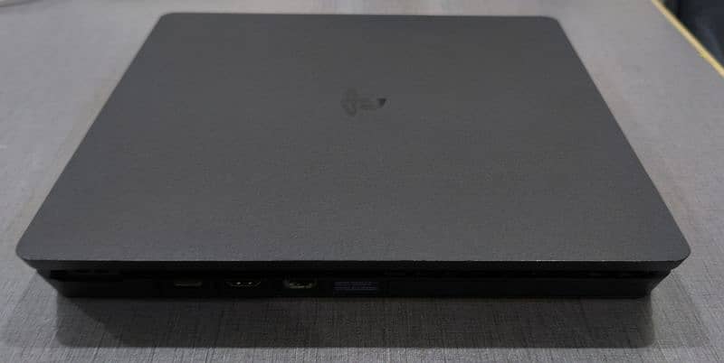 PS4 slim(512GB) imported from Sweden with two games 1