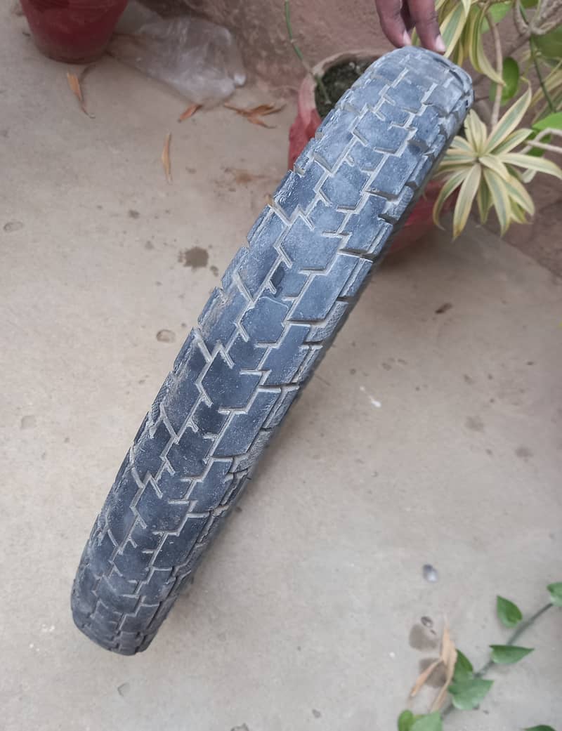 Service 70 tyre available 3