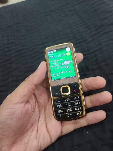 Nokia 6700 gold 1