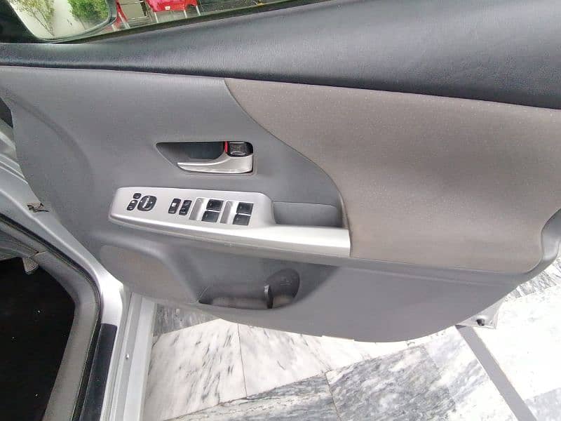 Toyota Prius Alpha 5 Seater 14
