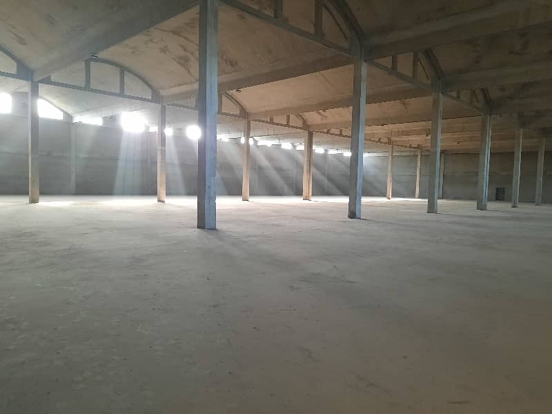 Warehouse 175000 Sq Ft Covered With Docks Available For Rent 7
