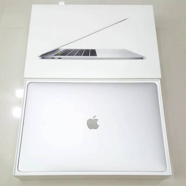apple ,macbook pro 2018 core i7 3