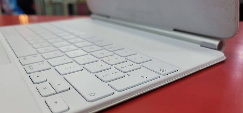 Apple iPad Pro 12.9 Magic Keyboard (M2 6th Gen) 3