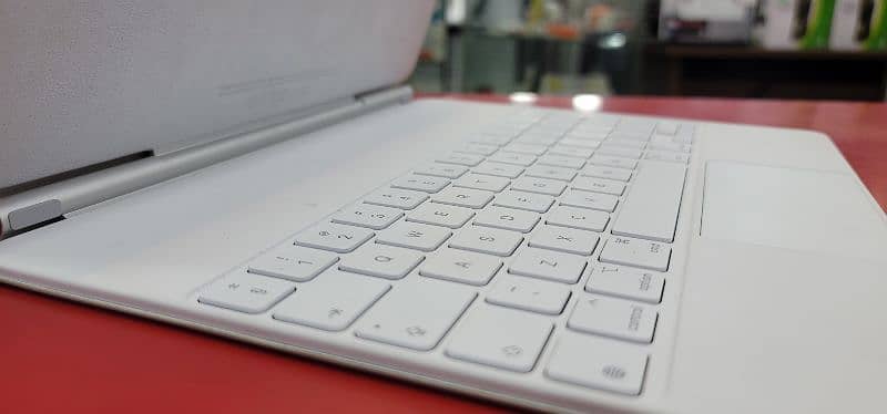 Apple iPad Pro 12.9 Magic Keyboard (M2 6th Gen) 4