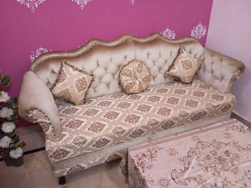 i want to sale my 5 Seater sofa set only one month use like new 1