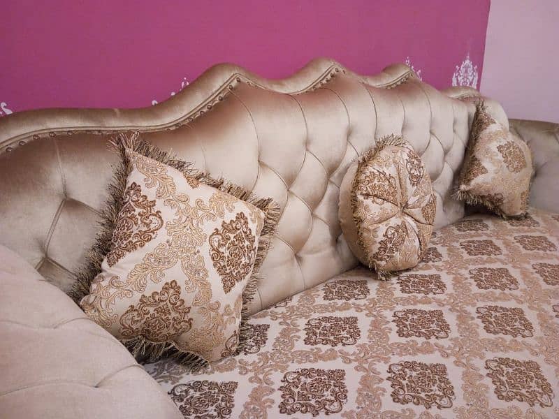 i want to sale my 5 Seater sofa set only one month use like new 7