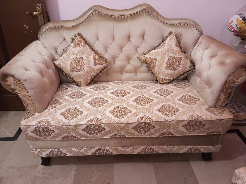 i want to sale my 5 Seater sofa set only one month use like new 8