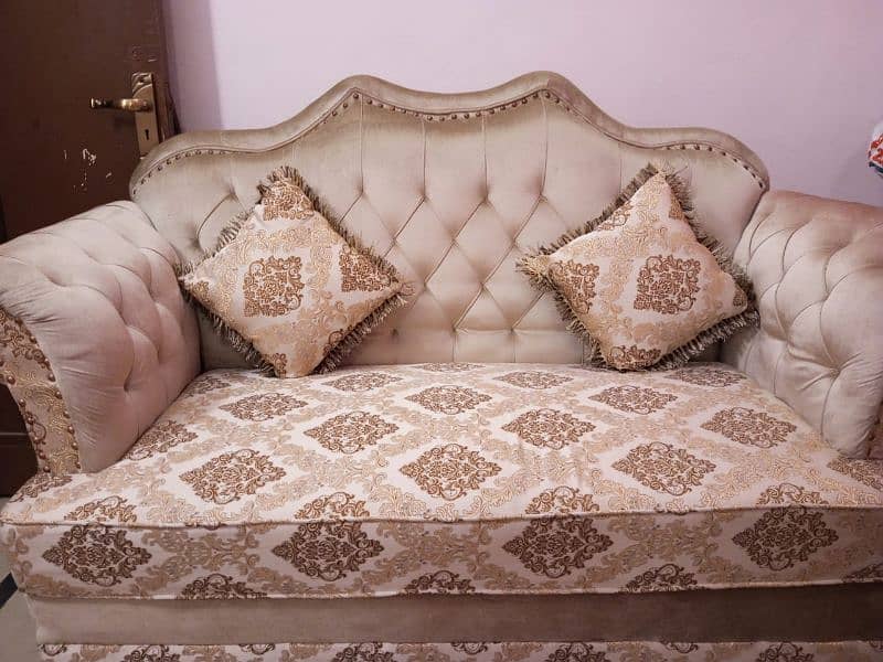i want to sale my 5 Seater sofa set only one month use like new 10