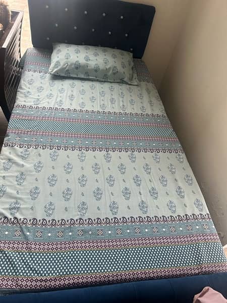 Single bed with mettrrss blue valvet quilting 0