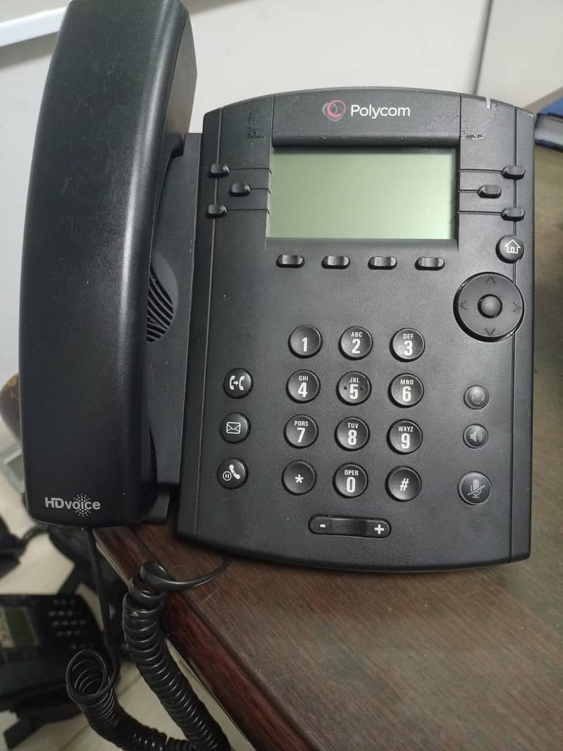 Polycom VVX 300 IP Phone (2200-46135-025) 1