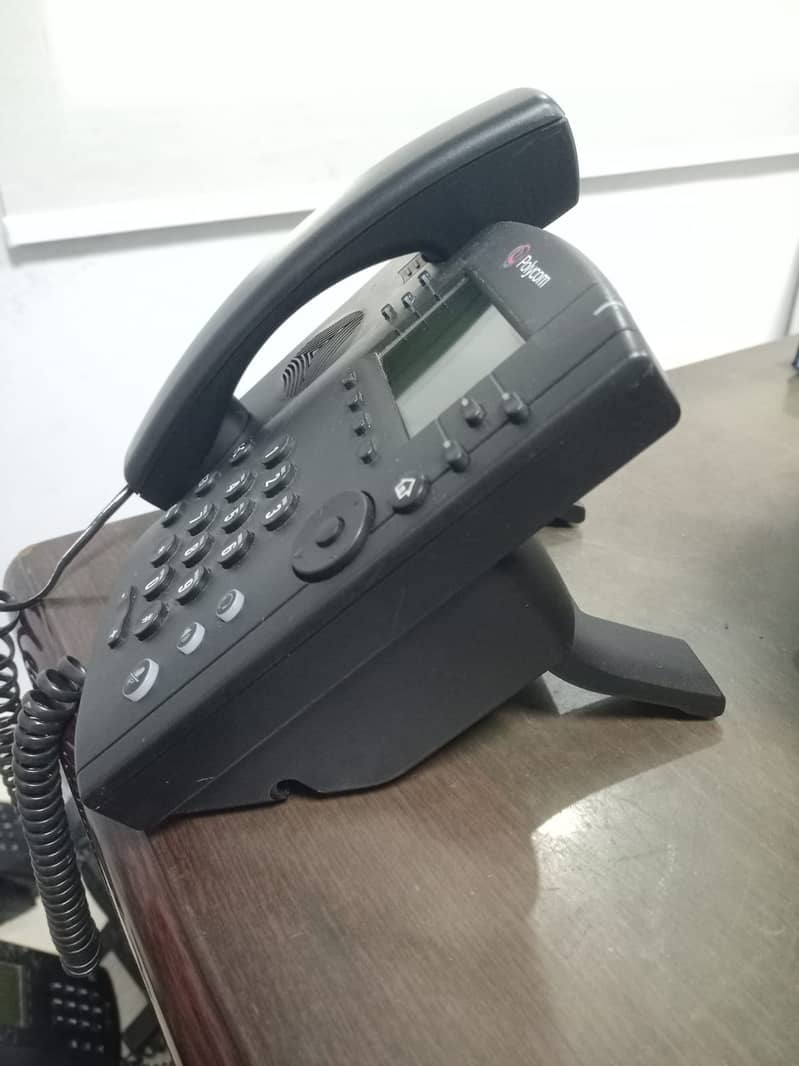 Polycom VVX 300 IP Phone (2200-46135-025) 2