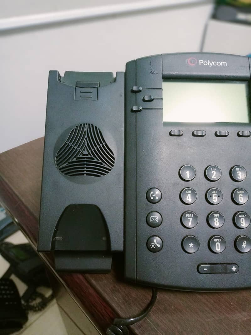 Polycom VVX 300 IP Phone (2200-46135-025) 3
