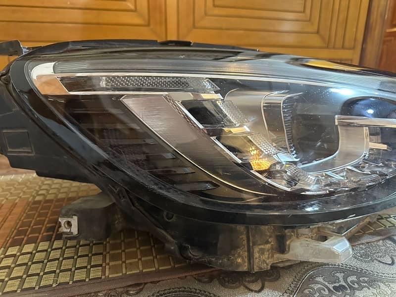 MG HS FRONT RIGHT HEADLIGHT 0