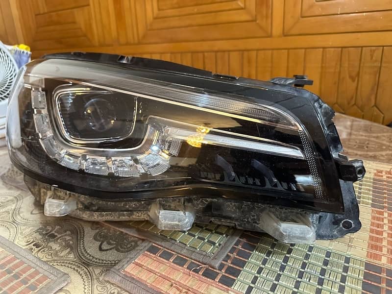 MG HS FRONT RIGHT HEADLIGHT 1