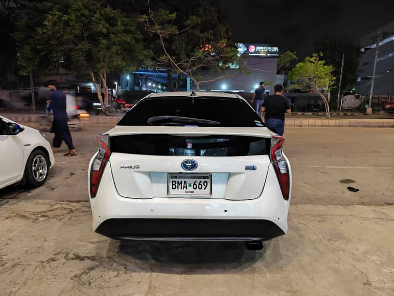 Toyota Prius S family car for sale 8