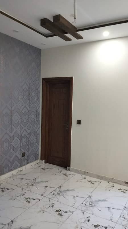 BEAUTIFUL SHOP FOR SALE IN PRIME LOCATION OF GULBER LAHORE 16