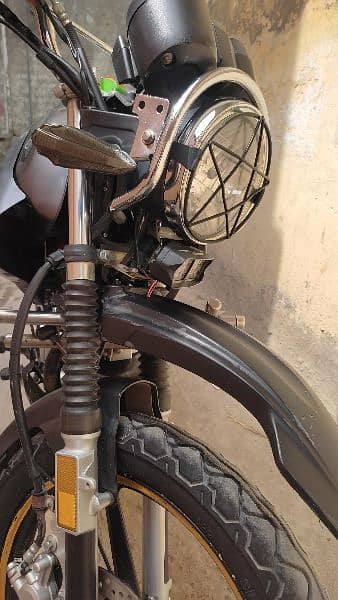 Shok sy rakhi ha bike, engine,self start everything is fine 8