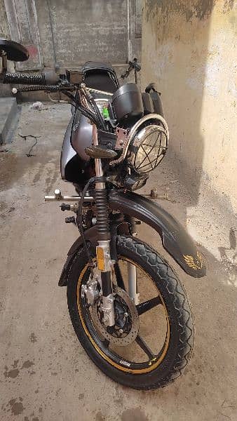 Shok sy rakhi ha bike, engine,self start everything is fine 10