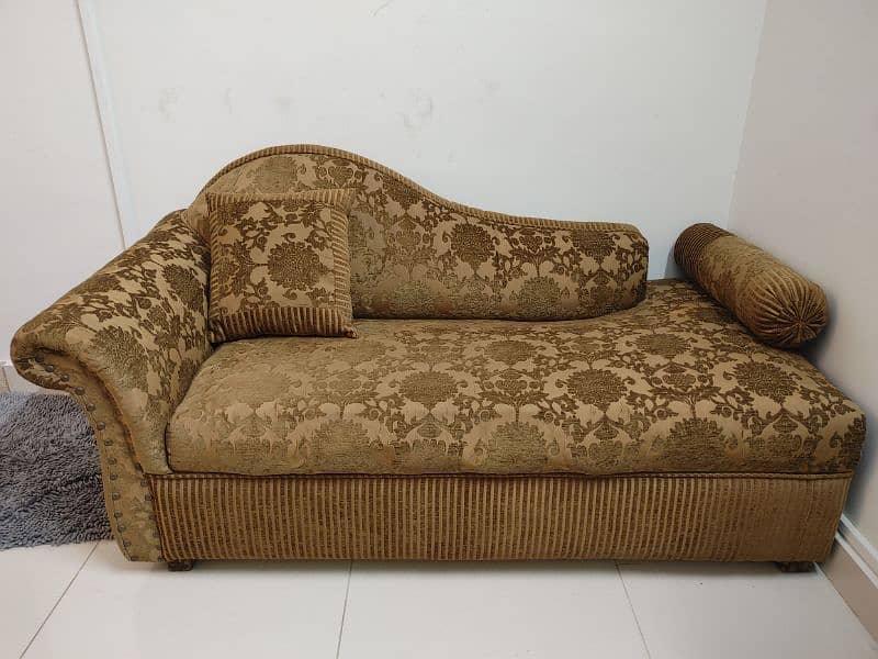 Dewan Style Couch in Excellent Condition 0