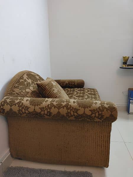 Dewan Style Couch in Excellent Condition 1