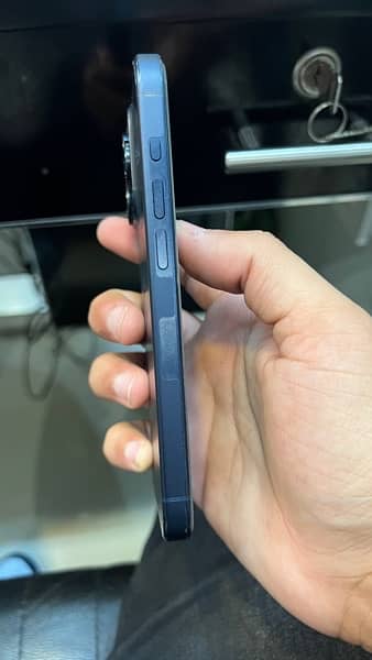 Iphone 15 pro Blue Titanium 3