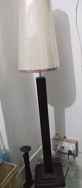 selling almost new condition floor lamp excellent condition 2