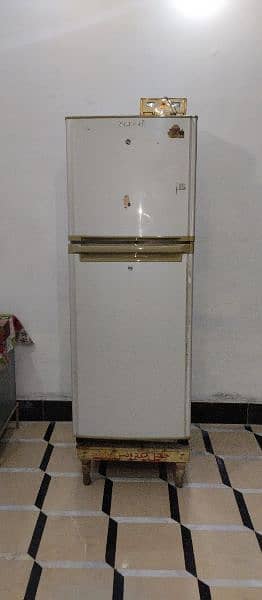 SINGER MEDIUM SIZE REFRIGERATOR IN LUSH CONDITION FOR SALE 0