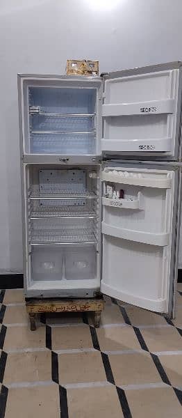 SINGER MEDIUM SIZE REFRIGERATOR IN LUSH CONDITION FOR SALE 1