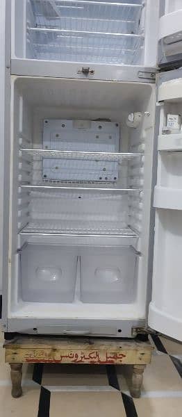 SINGER MEDIUM SIZE REFRIGERATOR IN LUSH CONDITION FOR SALE 2