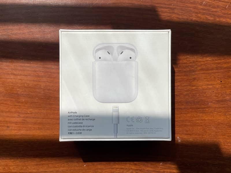 Apple AirPods - 1st Generation (Original) 3