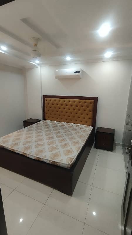 1 BED FULLY LUXURY AND FULLY FURNISH IDEAL LOCATION EXCELLENT FLAT FOR RENT IN BAHRIA TOWN LAHORE 6