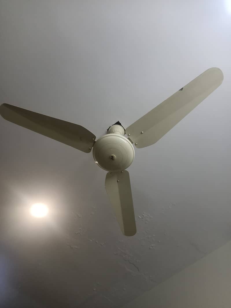 Ceiling fan in fine condition 3