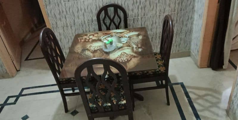 4 seater dining table like a new condition 1
