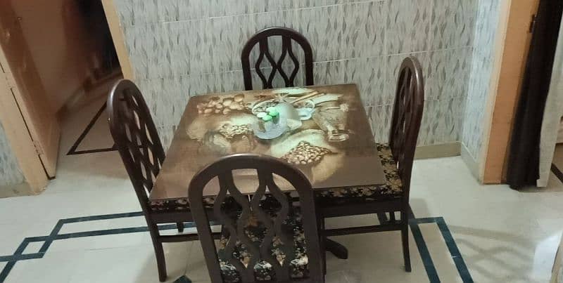 4 seater dining table like a new condition 3