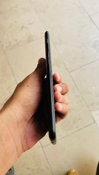 one plus 5t black clr orgnl pic attached 6gb ram 1