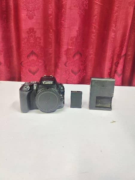 Canon 200d Mint Condition With Original Battery and Original Charger 3