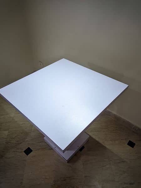Computer / Streaming Table 0