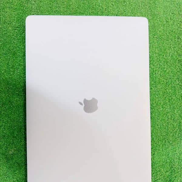 Apple MacBook Pro 2016 to 2019 core i7 16/512GB 3